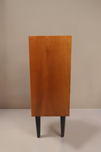 Vintage Space Mid Century Vitrine mit Holzkorpus und schwarzen konischen Füßen in Seitenansicht