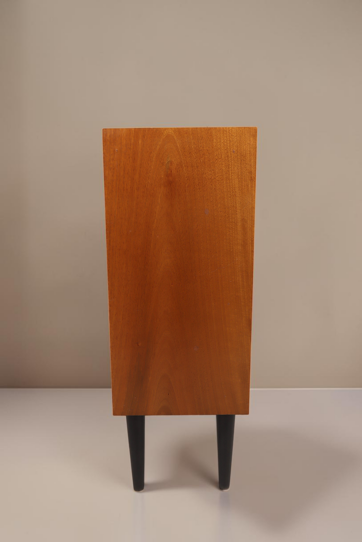 Vintage Space Mid Century Vitrine mit Holzkorpus und schwarzen konischen Füßen in Seitenansicht