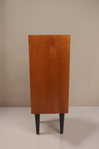 Vintage Space Mid Century Vitrine aus Holz mit schwarzen konischen Füßen in Seitenansicht