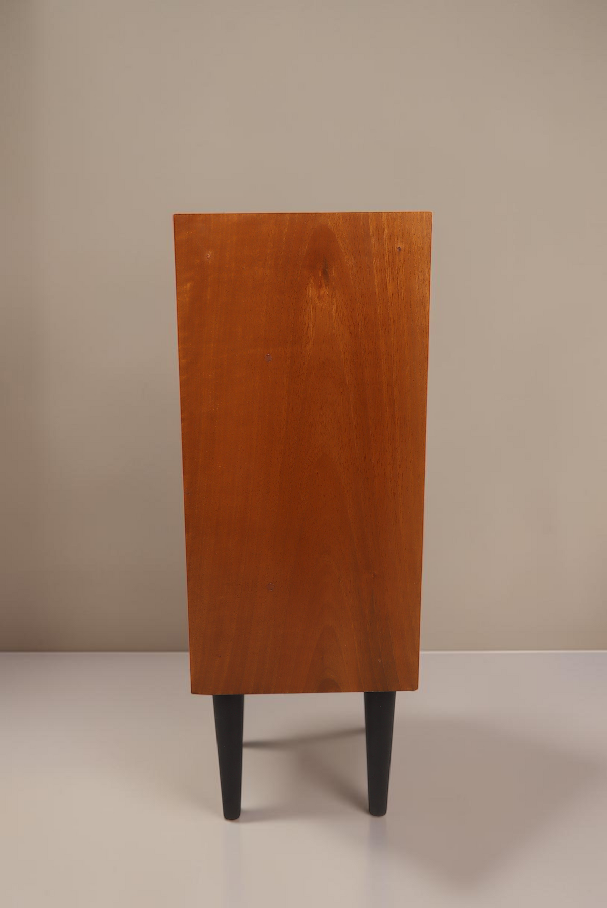 Vintage Space Mid Century Vitrine aus Holz mit schwarzen konischen Füßen in Seitenansicht