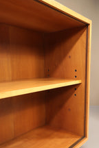 Vintage Space Mid Century Vitrine mit verstellbarem Einlegeboden und Holzmaserung im Detail