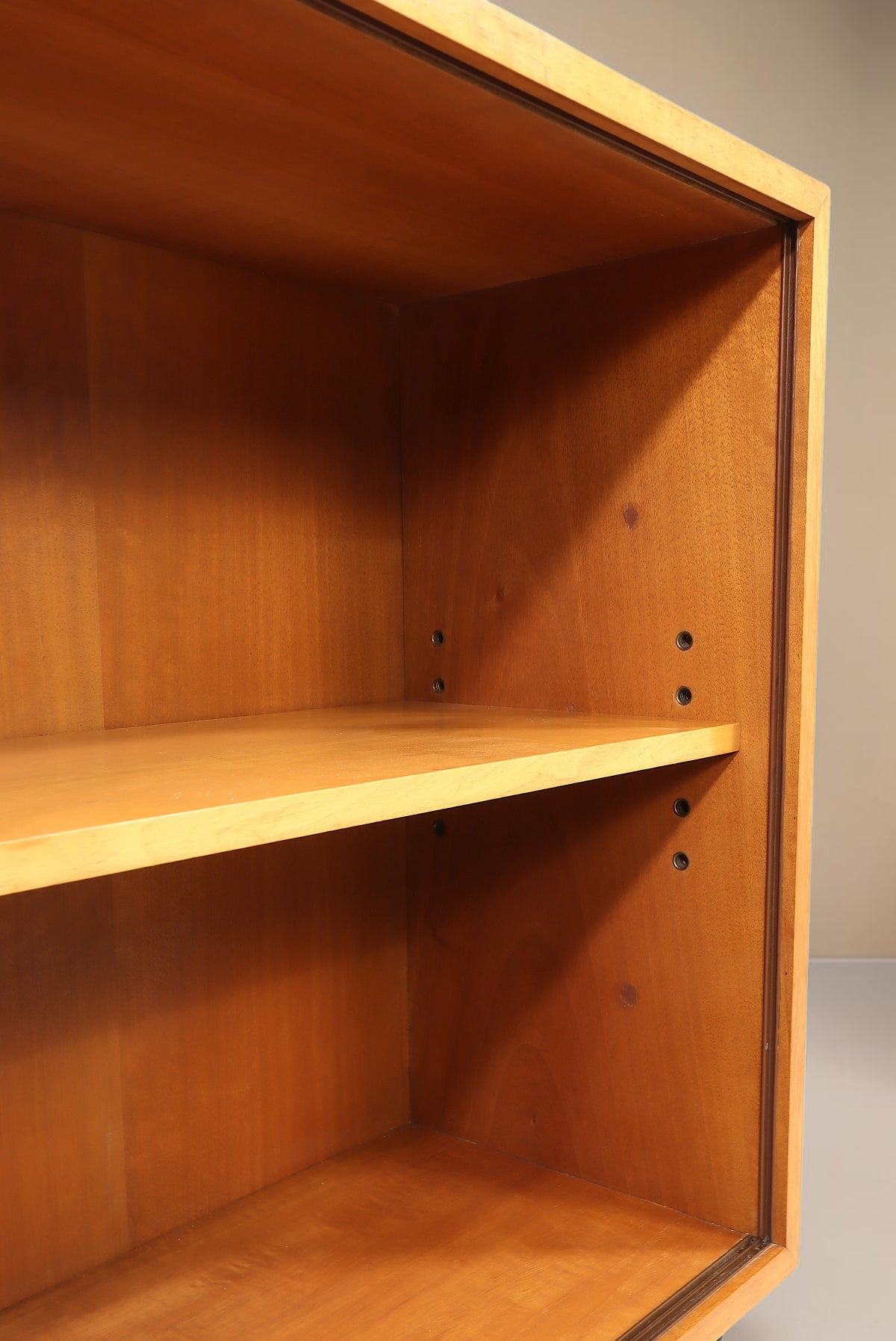 Vintage Space Mid Century Vitrine mit verstellbarem Einlegeboden und Holzmaserung im Detail
