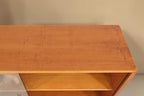 Vintage Space Mid Century Vitrine aus Holz mit heller Maserung und Glasschiebetüren in der Draufsicht