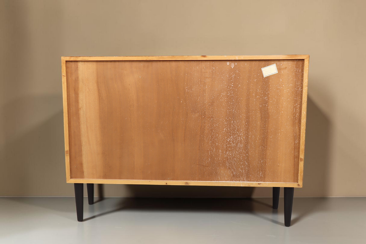 Vintage Space Mid Century Vitrine Rückansicht mit hellem Holzfurnier und schwarzen konischen Füßen