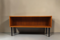 Vintage Space Mid Century Regal aus Holz mit offenem Fach und eleganten schwarzen konischen Füßen