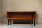Vintage Space Mid Century Regal aus Holz mit offenem Fach und eleganten schwarzen konischen Füßen