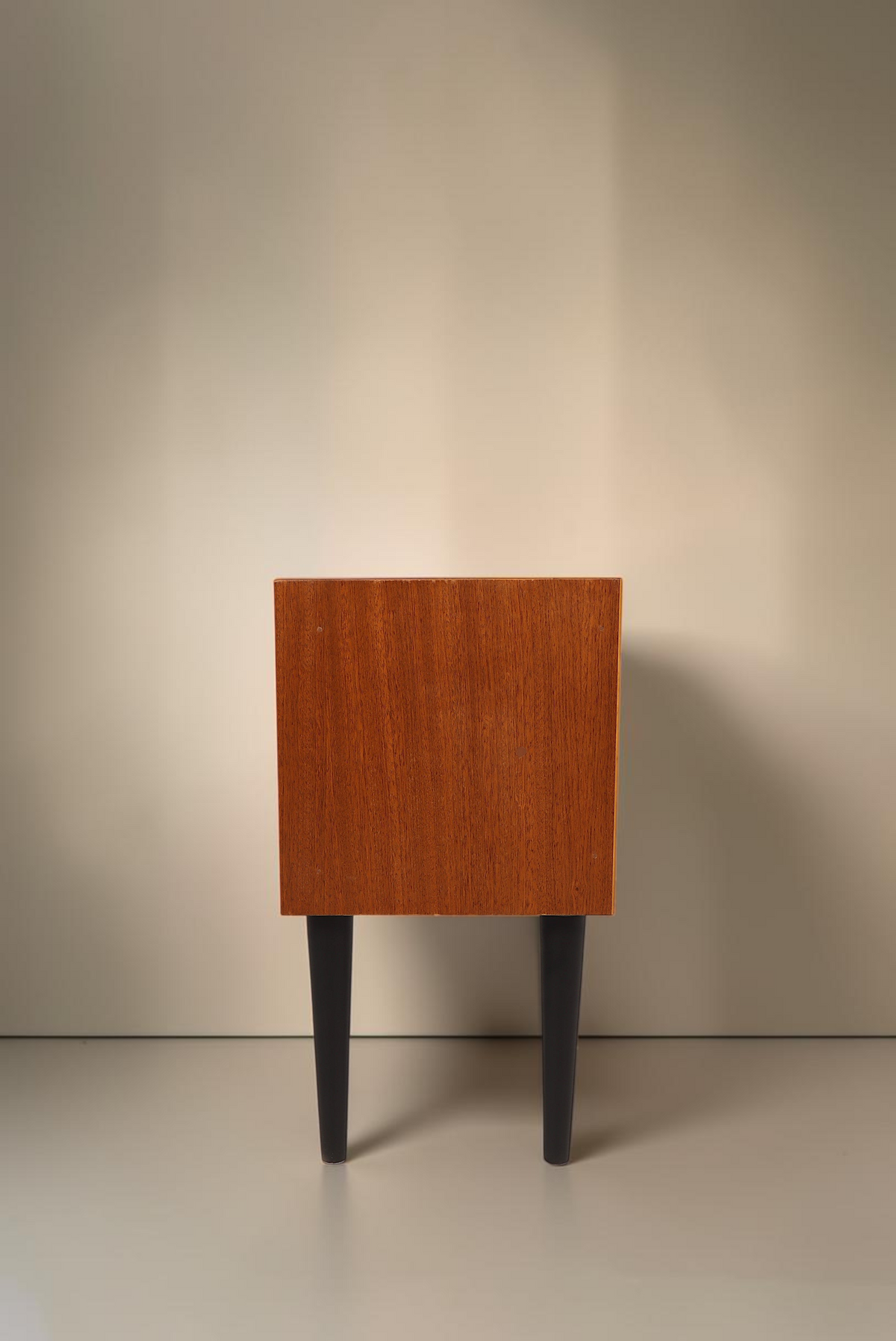 Vintage Space Mid Century Regal aus Holz mit schwarzen konischen Füßen in Seitenansicht