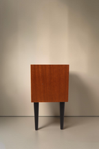 Vintage Space Mid Century Regal aus Holz mit schwarzen konischen Füßen in Seitenansicht