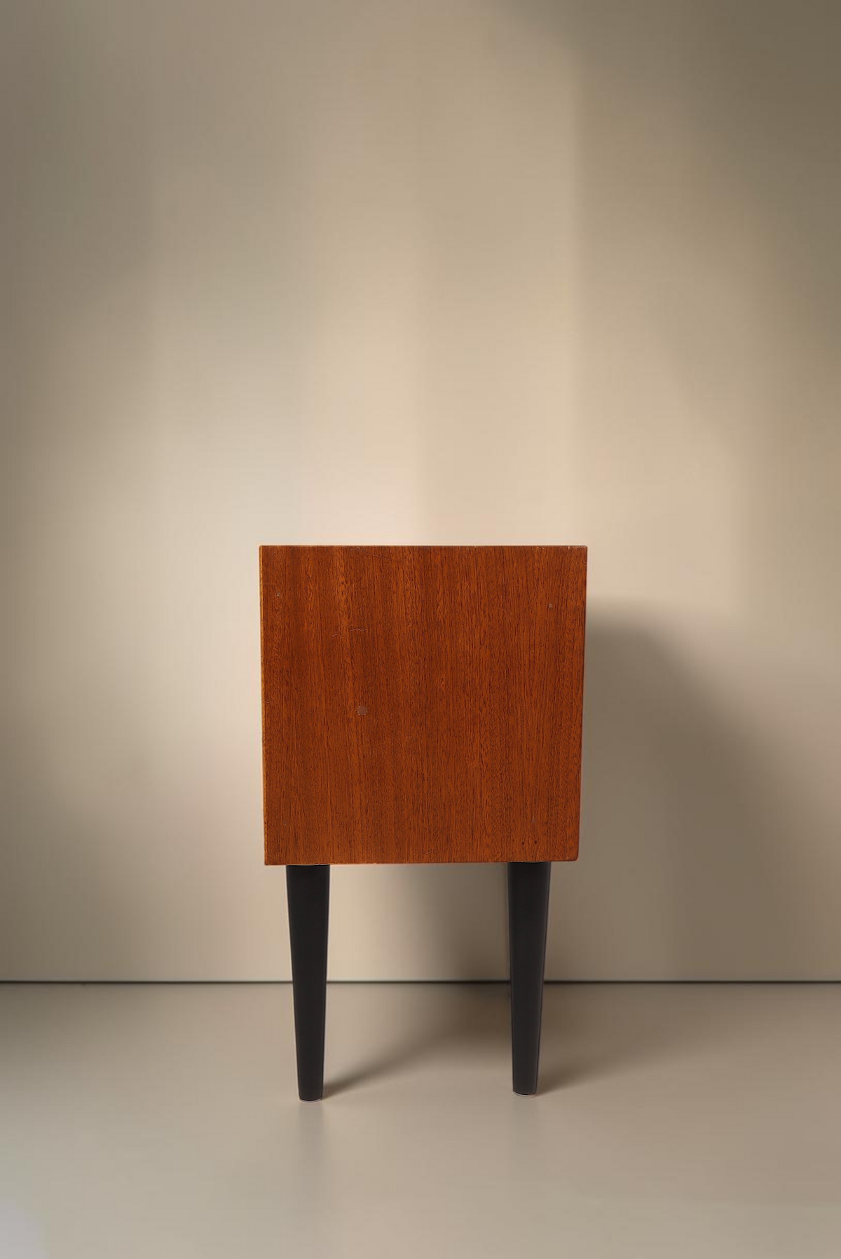 Vintage Space Mid Century Regal aus Holz mit schwarzen konischen Füßen in Seitenansicht