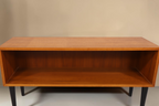 Vintage Space Mid Century Regal aus Holz mit offenem Fach und schwarzen konischen Füßen als Sideboard oder Lowboard