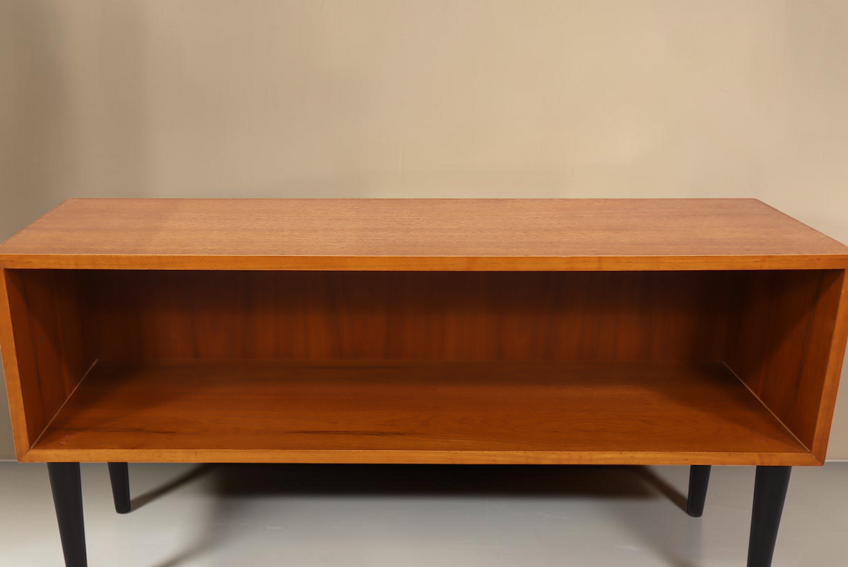 Vintage Space Mid Century Regal aus Holz mit offenem Fach und schwarzen konischen Füßen als Sideboard oder Lowboard