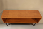 Vintage Space Mid Century Regal aus Holz mit offenem Fach und schwarzen konischen Füßen in der Draufsicht