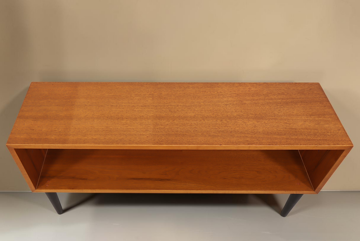 Vintage Space Mid Century Regal aus Holz mit offenem Fach und schwarzen konischen Füßen in der Draufsicht