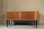 Vintage Space Mid Century Regal Rückansicht mit Holzkorpus und schwarzen konischen Füßen