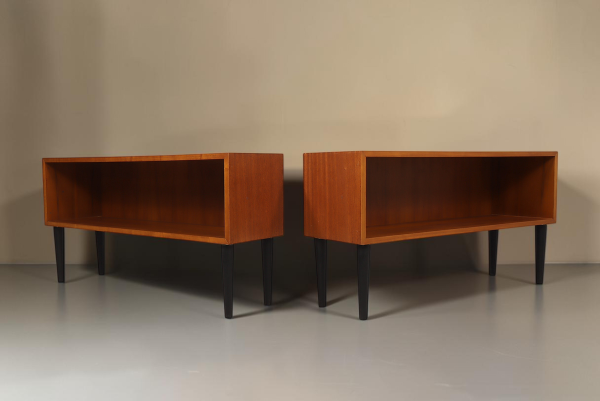 Vintage Space Mid Century Regal aus Holz mit offenen Fächern und schwarzen konischen Füßen im Retro Design