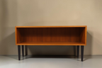 Vintage Space Mid Century Lowboard aus Holz mit offenen Fächern und schwarzen konischen Füßen im Retro-Design