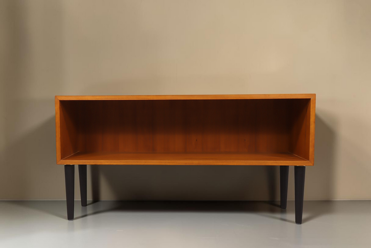 Vintage Space Mid Century Lowboard aus Holz mit offenen Fächern und schwarzen konischen Füßen im Retro-Design