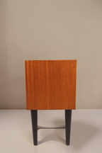 Vintage Space Mid Century Lowboard aus Holz mit schwarzen konischen Füßen in Seitenansicht