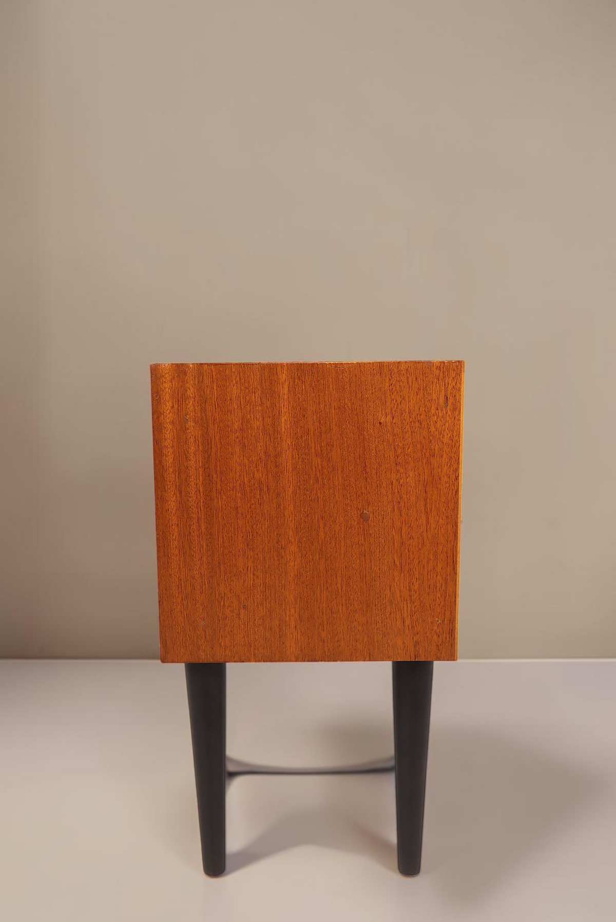 Vintage Space Mid Century Lowboard aus Holz mit schwarzen konischen Füßen in Seitenansicht