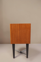 Vintage Space Mid Century Regal aus Holz mit schwarzen konischen Füßen in Seitenansicht