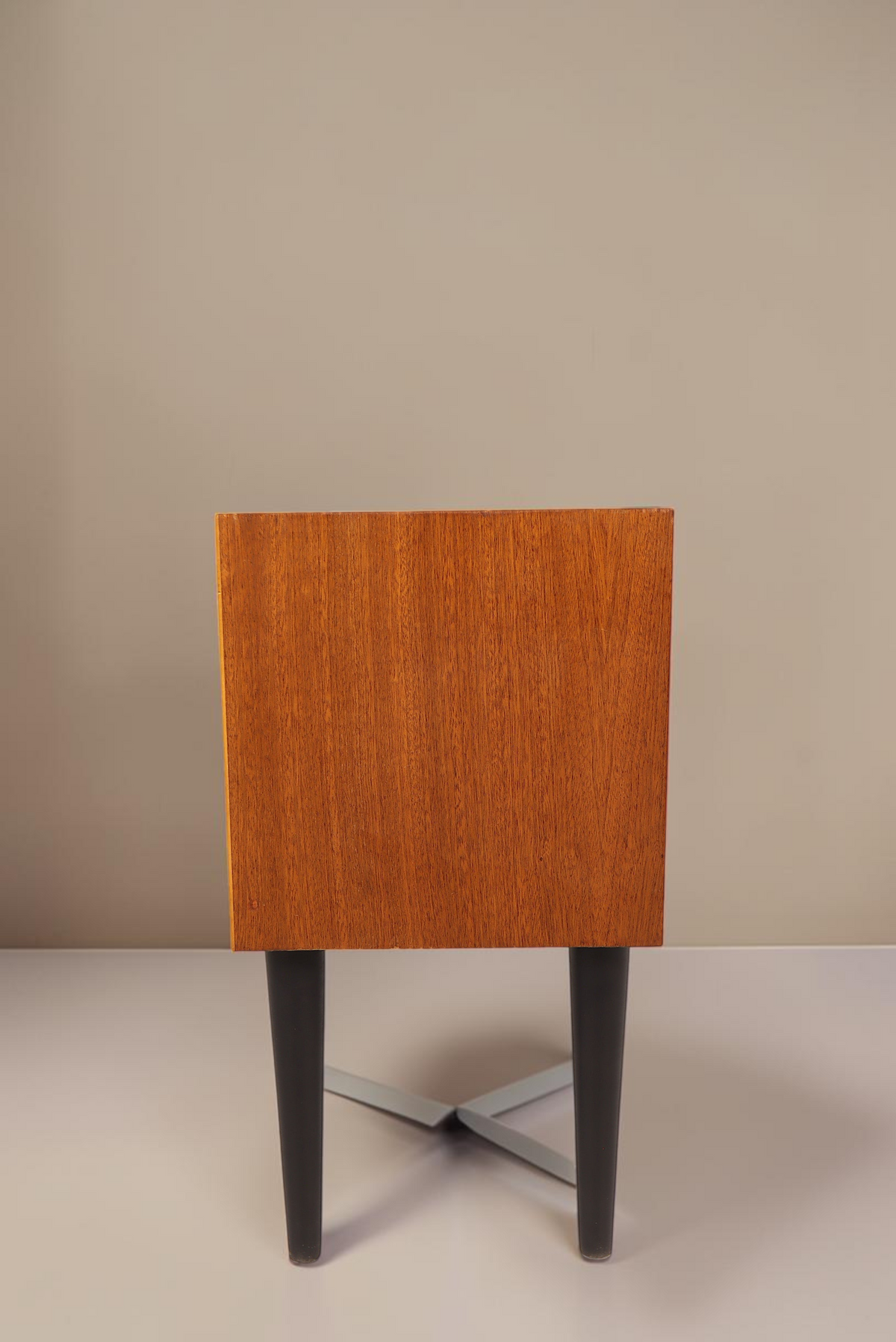 Vintage Space Mid Century Regal aus Holz mit schwarzen konischen Füßen in Seitenansicht