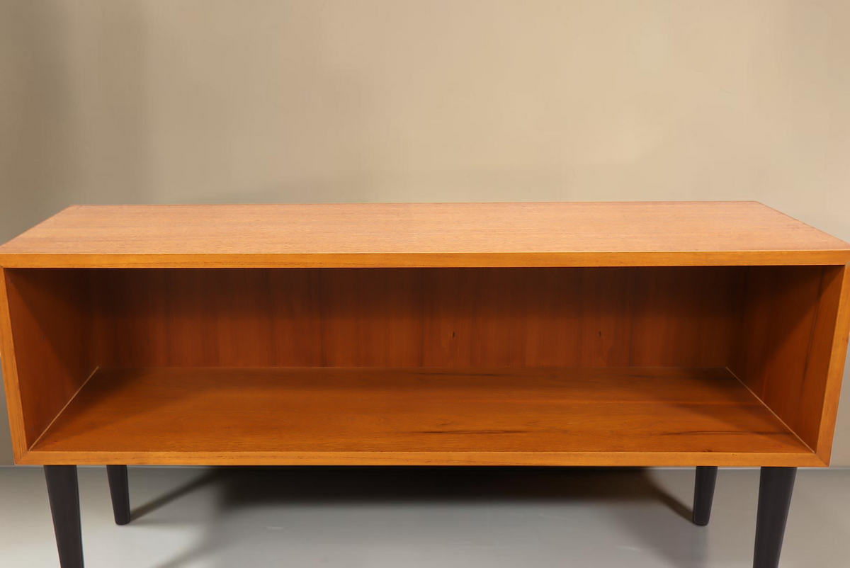Vintage Space Mid Century Lowboard aus Holz mit offenem Fach und schwarzen konischen Füßen im Retro-Design