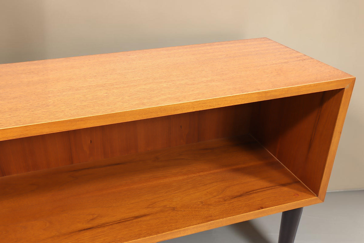 Vintage Space Mid Century Lowboard aus Holz mit offenem Fach und schwarzen konischen Füßen