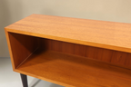 Vintage Space Mid Century Lowboard aus Holz mit offenem Fach und schwarzen konischen Füßen im Retro Design
