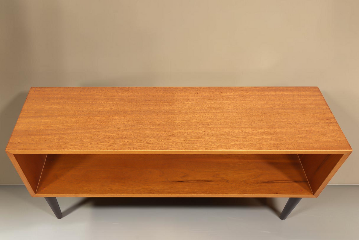 Vintage Space Mid Century Lowboard aus Holz mit offenem Fach und schwarzen konischen Füßen in Draufsicht
