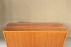 Vintage Space Mid Century Schrank aus Holz mit heller Maserung und zwei Türen in Frontalansicht