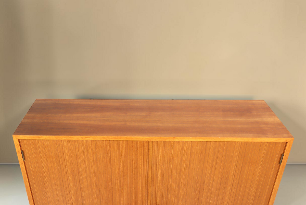 Vintage Space Mid Century Schrank aus Holz mit heller Maserung und zwei Türen in Frontalansicht