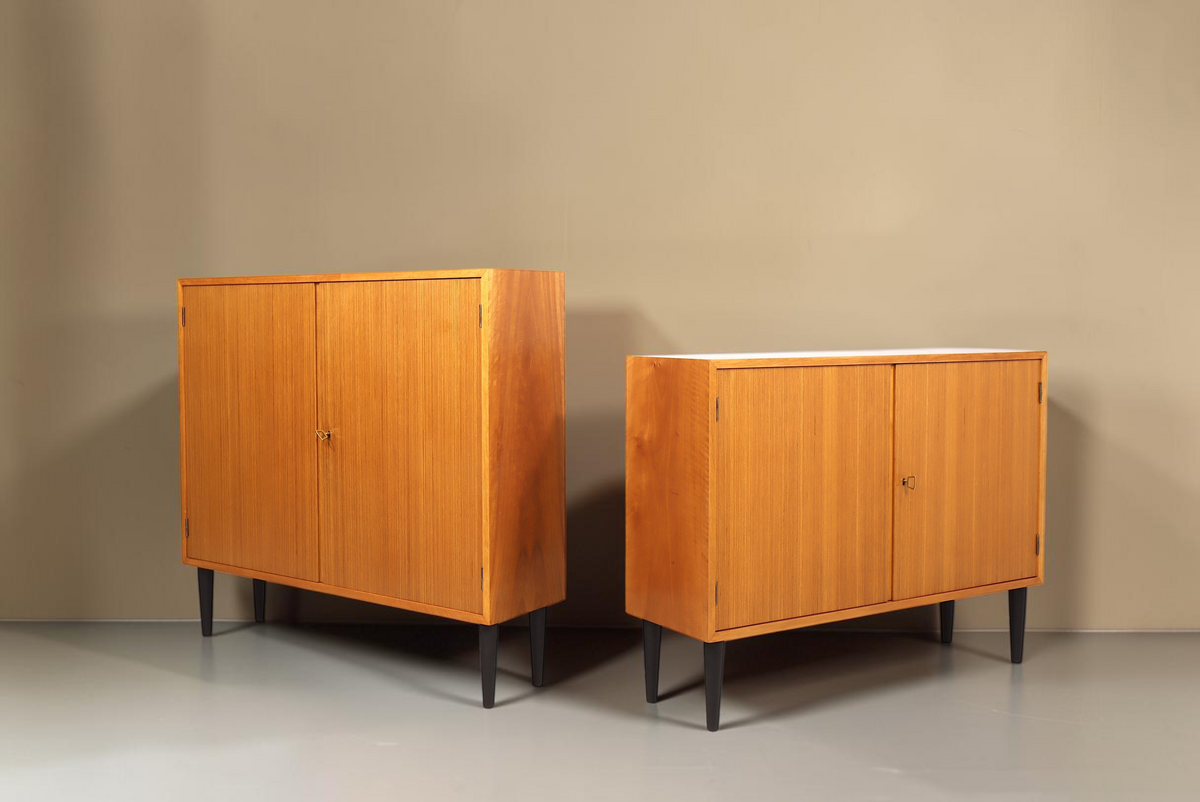 Vintage Space Mid Century Schränke aus Holz mit zwei Türen und schwarzen konischen Füßen vor weißem Hintergrund