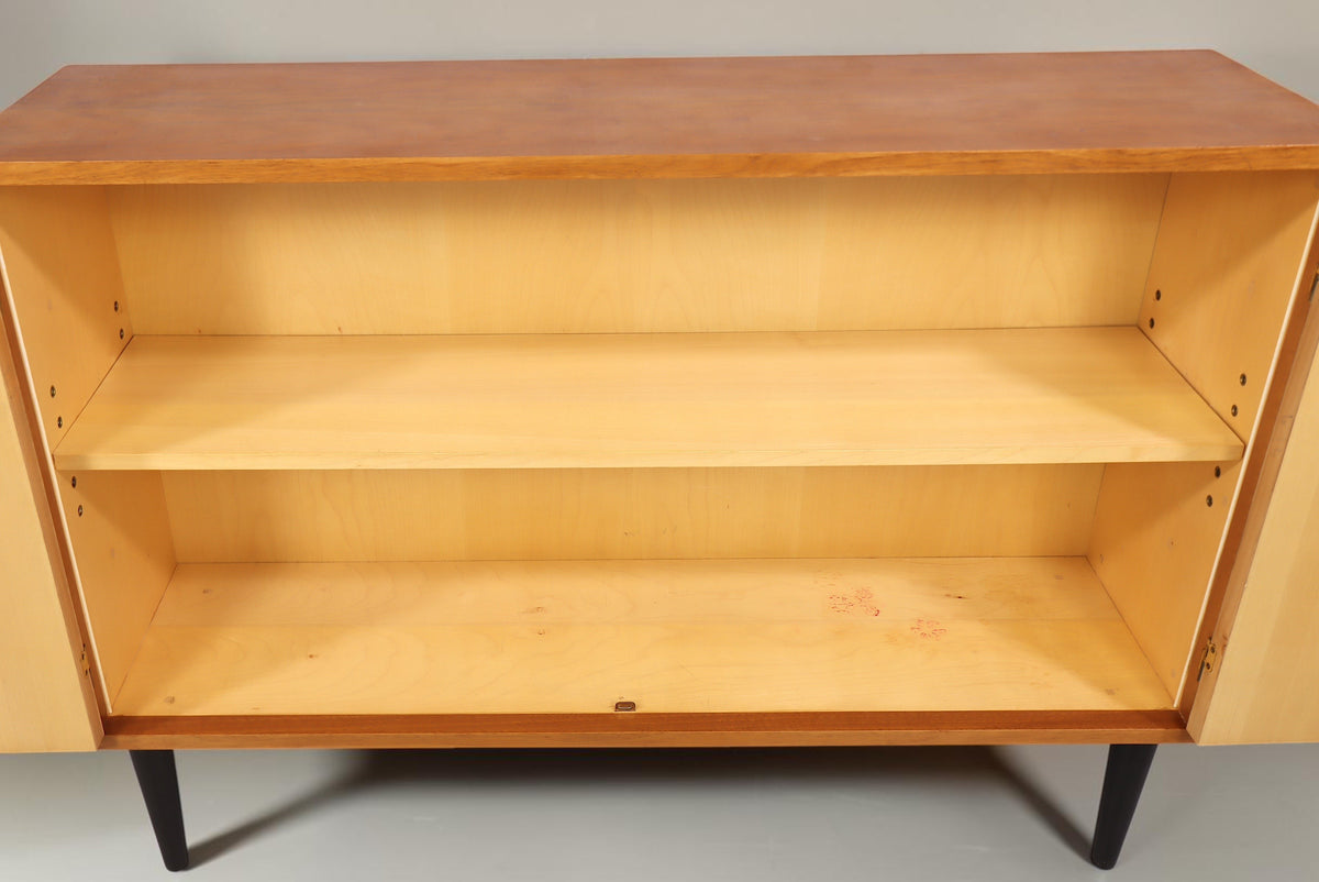Vintage Space Mid Century Kommode mit offenem Innenraum, verstellbarem Einlegeboden und schwarzen konischen Füßen