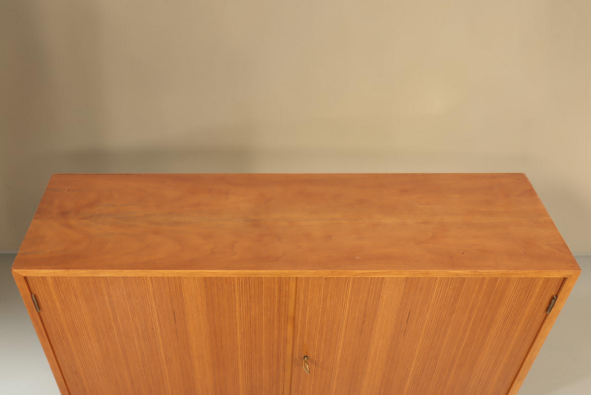 Vintage Space Mid Century Kommode aus Holz mit schöner Maserung und zwei Türen in der Frontalansicht