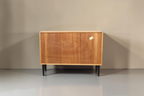 Vintage Space Mid Century Kommode aus Holz mit schwarzen konischen Füßen, Rückansicht des Sideboards