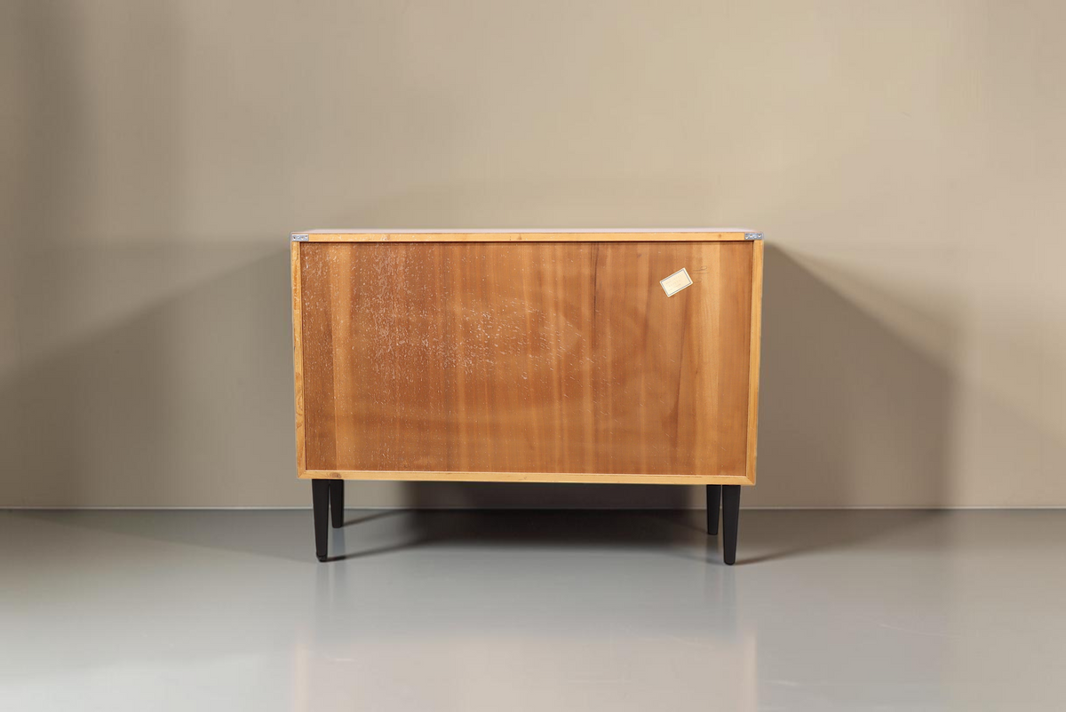 Vintage Space Mid Century Kommode aus Holz mit schwarzen konischen Füßen, Rückansicht des Sideboards