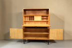Vintage Space Mid Century Sekretär aus hellem Holz mit ausklappbarer Schreibfläche und schwarzen konischen Füßen