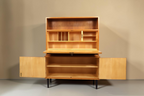 Vintage Space Mid Century Sekretär aus hellem Holz mit ausklappbarer Schreibfläche und schwarzen konischen Füßen