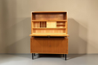 Vintage Space Mid Century Sekretär aus Holz mit ausklappbarer Schreibfläche, Fächern und schwarzen konischen Füßen