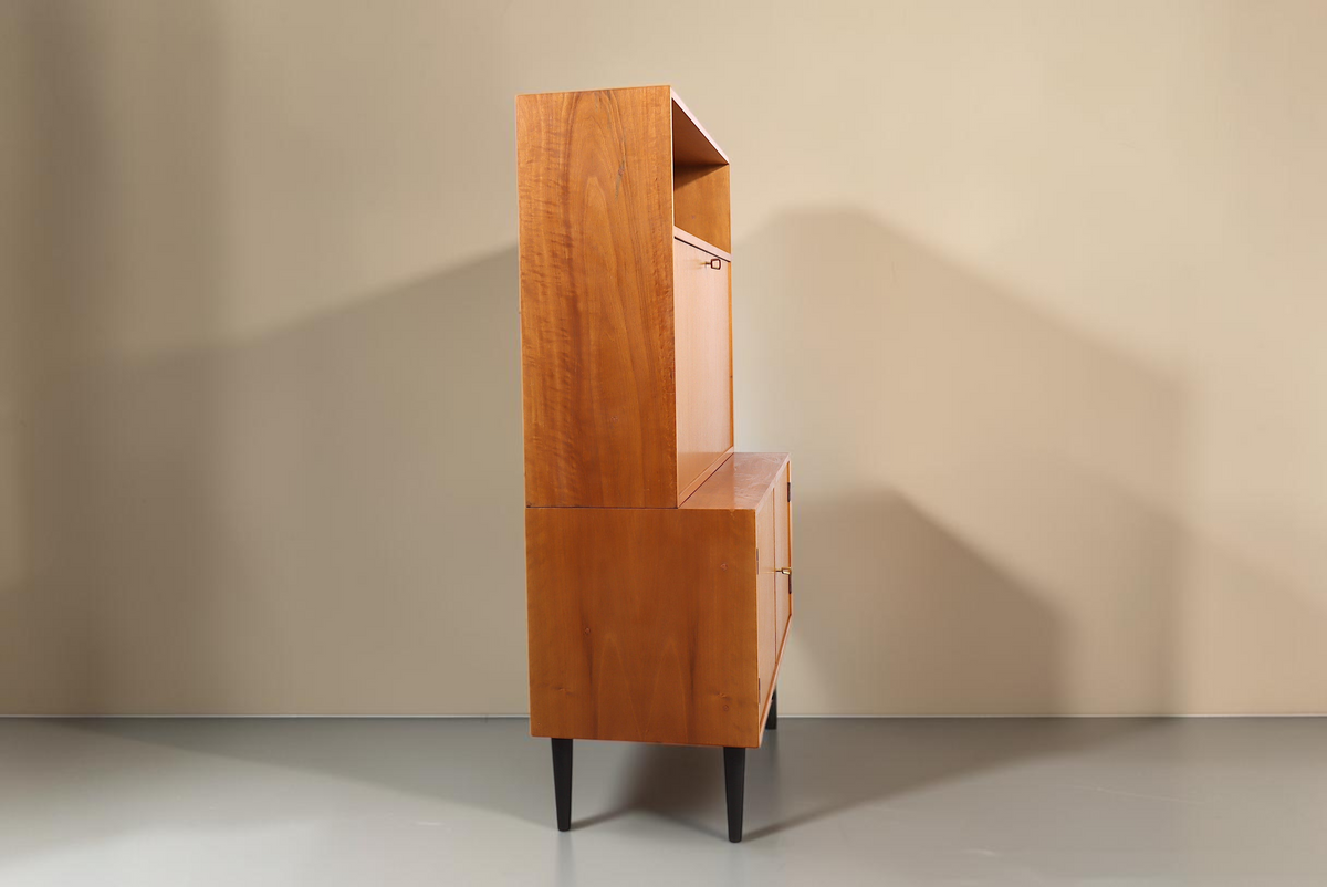Vintage Space Mid Century Sekretär aus Holz mit ausklappbarer Schreibfläche und schwarzen konischen Füßen, Seitenansicht