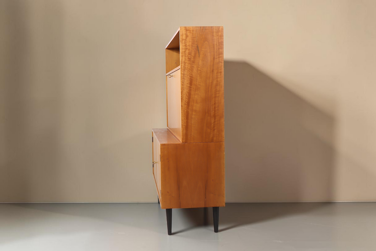 Vintage Space Mid Century Sekretär aus Holz mit ausklappbarer Schreibfläche und schwarzen konischen Füßen, Seitenansicht