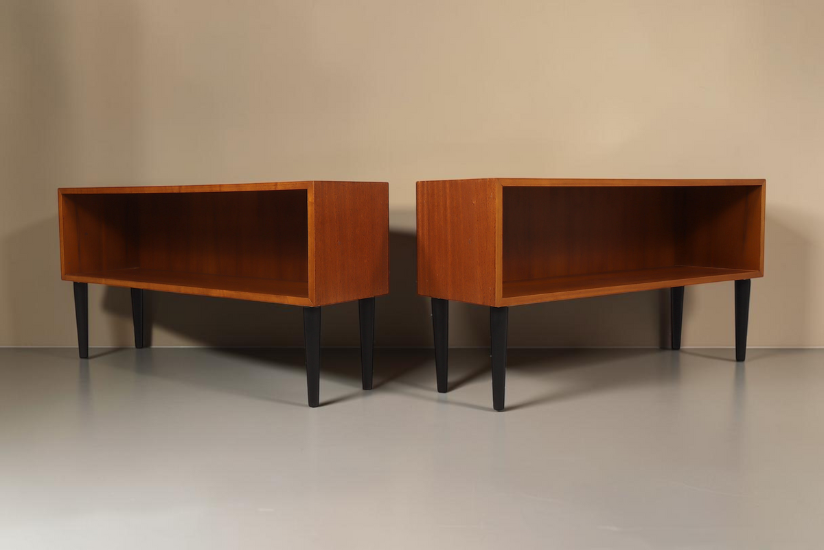 Vintage Space Mid Century Lowboard Regal aus Holz mit schwarzen konischen Füßen im Set