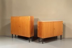 Zwei Vintage Space Mid Century Kommoden aus Holz mit schwarzen konischen Füßen und zwei Türen vor weißem Hintergrund