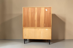 Rückansicht des Vintage Space Mid Century Sekretärs aus hellem Holz mit schwarzen konischen Füßen