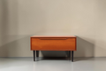 Vintage Space Mid-Century Teak Kommode mit Klapptür und schwarzen konischen Füßen im dänischen Design