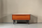 Vintage Space Mid-Century Teak Kommode mit Klapptür und schwarzen konischen Füßen im dänischen Design