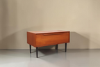 Vintage Space Mid-Century Teak Kommode mit Klapptür und schwarzen konischen Füßen im dänischen Design