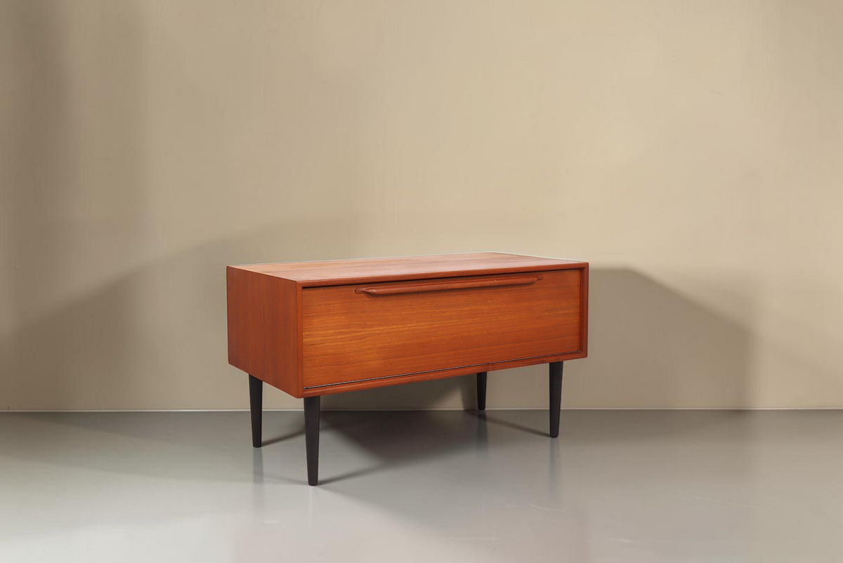 Vintage Space Mid-Century Teak Kommode mit Klapptür und schwarzen konischen Füßen im dänischen Design