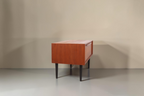 Vintage Space Mid Century Teak Kommode mit Klapptür und schwarzen konischen Füßen im dänischen Design