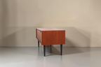 Vintage Space Mid-Century Teak-Kommode mit Klapptür und schwarzen konischen Füßen im dänischen Design